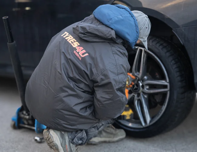 Fitting tyre